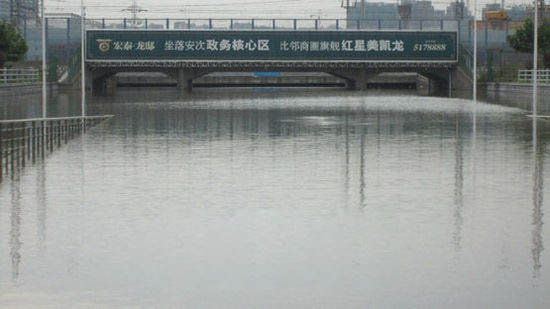 暴雨淹沒了新開路地道橋。長(zhǎng)城網(wǎng)